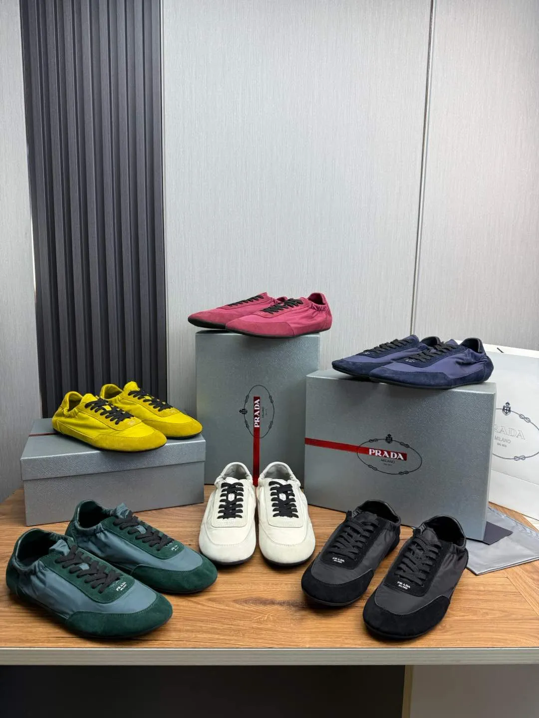 Men's Shoes💰500💰Men's PRADA 2025 Early Spring Collapse New Sports Shoes Moral Training Shoes Collapse's name comes from the fact that it can be easily put on and taken off with bare hands ~ The light and comfortable features create a more relaxed and casual look, and the side elastic design can be worn twice! Super comfortable catwalk sneakers, as thin and light as ballet slippers, as comfortable as sneakers, comfortable and super light on the feet. Fabric: frosted cowhide leather spliced ​​with nylon cloth, cowhide foot pads, men's size 38-45